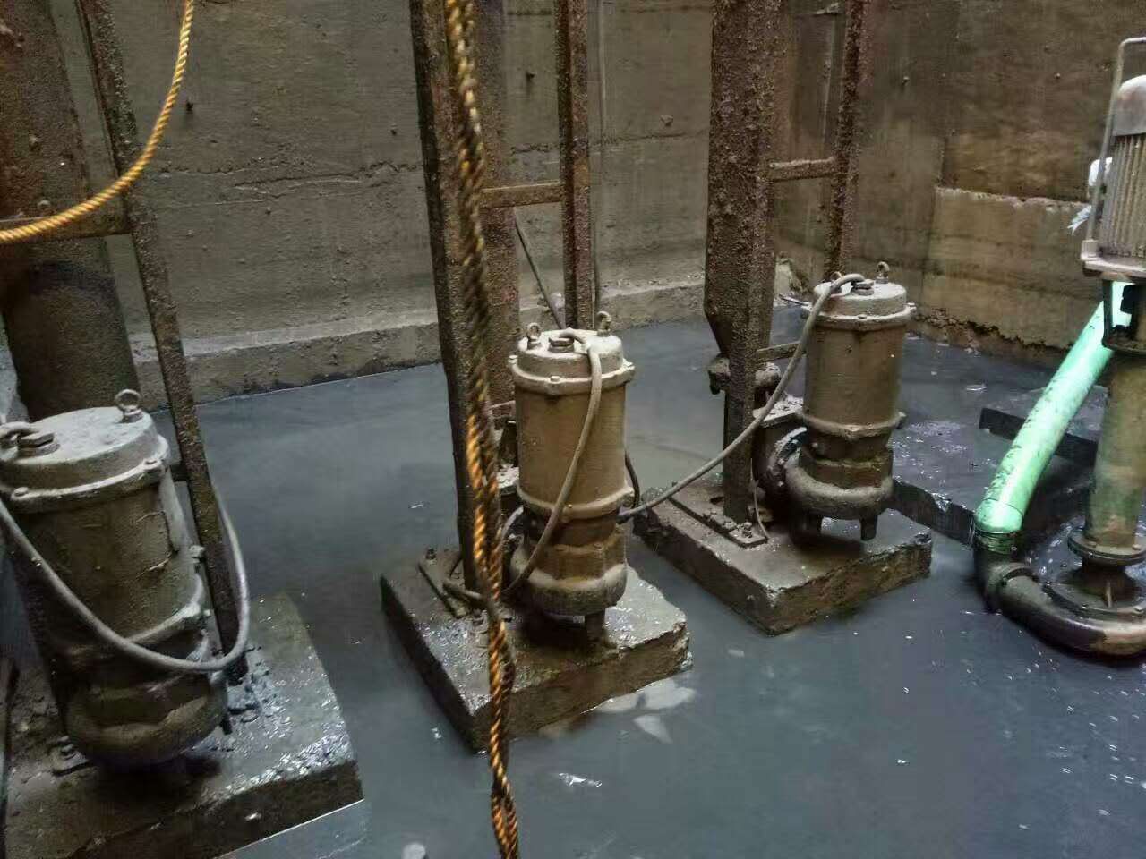 四更镇污水池清理