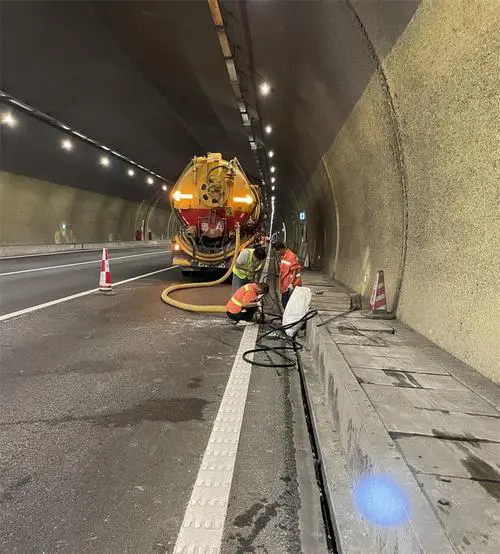 四更镇隧道排水渠清淤